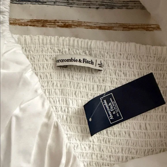 Abercrombie & Fitch flutter sleeve top. - Picture 4 of 8